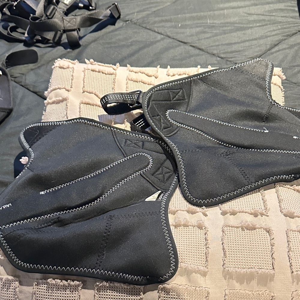 Dog dial knee brace for ACL support. Strap for back to keep braces in place. - Picture 3 of 4